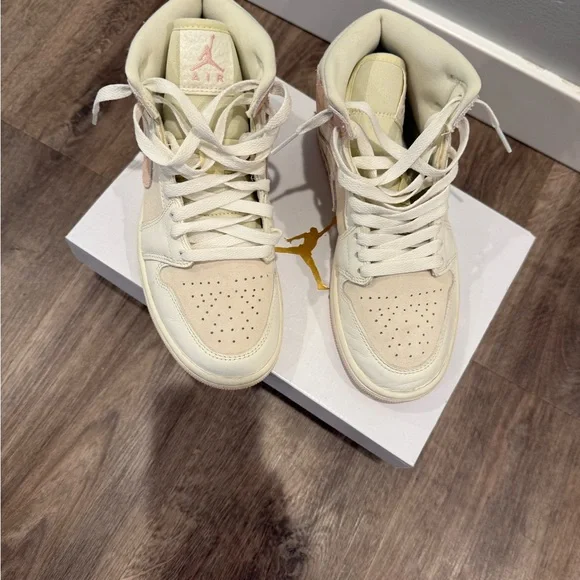 WMNS AIR JORDAN 1 MID SE - Size 7 - UK 4.5 - Picture 3 of 11